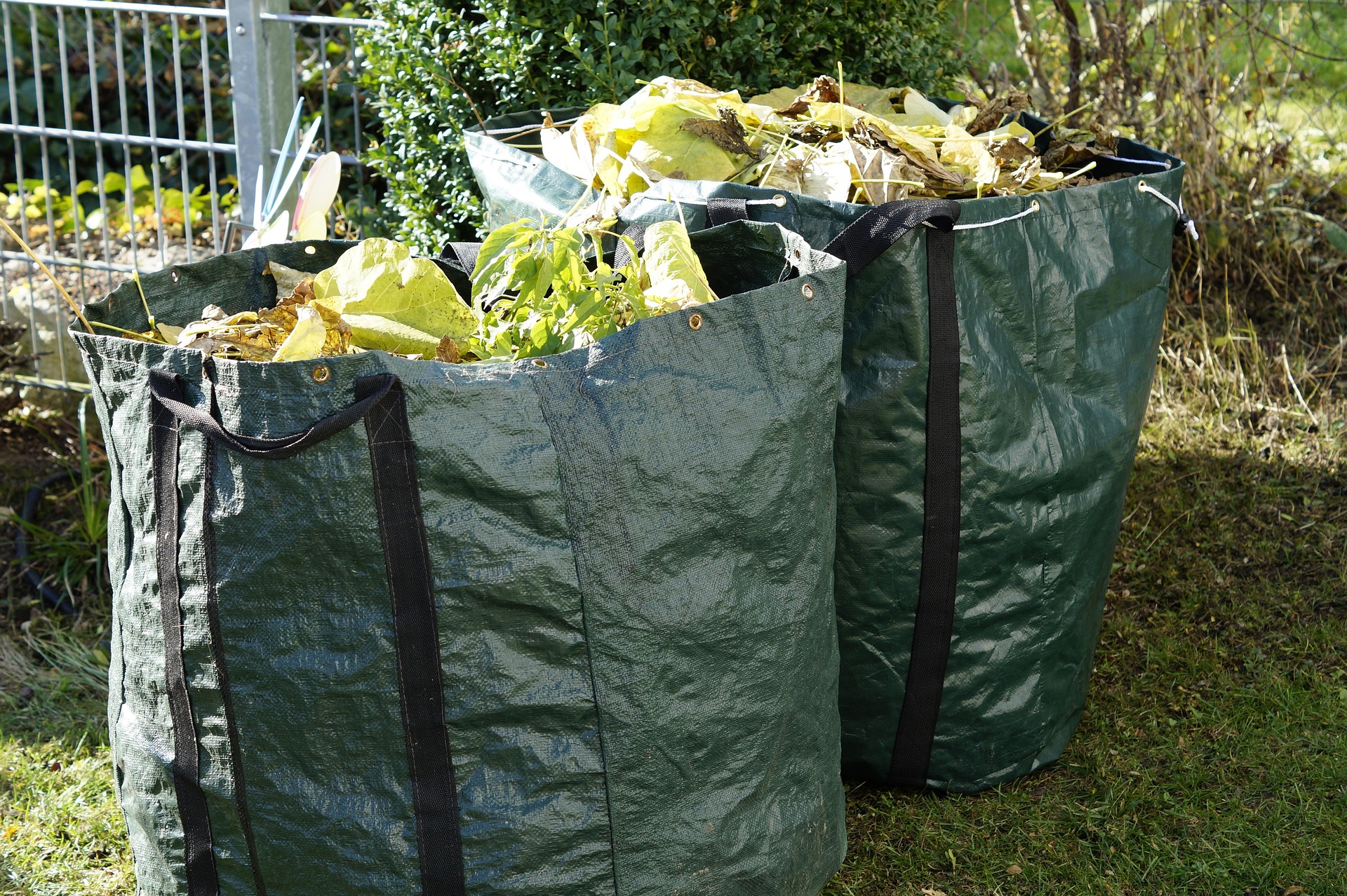 Zero‑Waste Garden Clear‑Out: Flat‑Friendly Tips for Spring